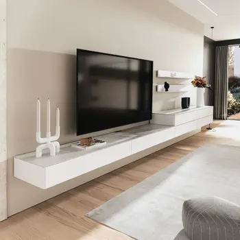 Modernes Wohnzimmer mit weißem Lowboard und Fernseher auf heller Holzoptik.